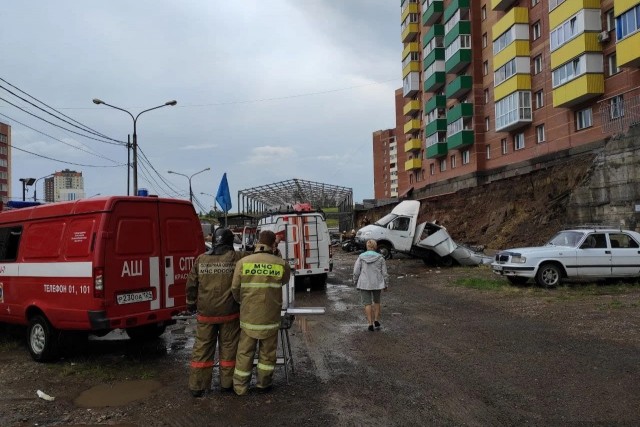 В Красноярске стена упала на автомобили