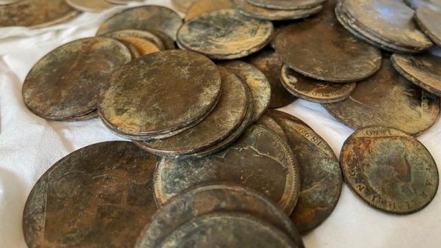Британка пошла на пляж собирать мусор и нашла сундук с сокровищами