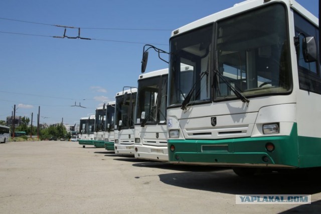 Жители Мариуполя ждут автобус на остановке⁠⁠