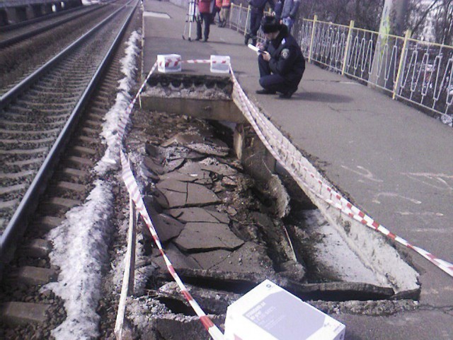 На станции "Вышгородская" обвалилась платформа