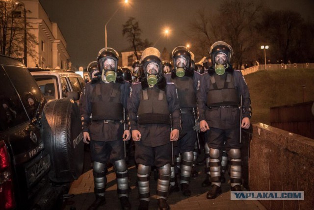 Прохожий помогает милиционеру