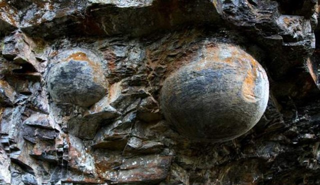 Скала с «каменными яйцами» принесла известность китайской деревне