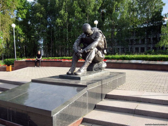 "Сделал пьяный дядя Вася?" В Салавате открывали памятник воинам-интернационалистам, а на камне оказался Халк