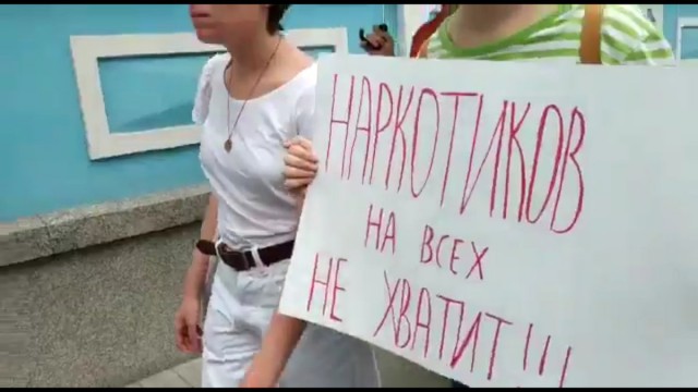 Уже более 200 человек задержали на шествии в поддержку Ивана Голунова на Чистопрудном и Цветном бульварах в Москве