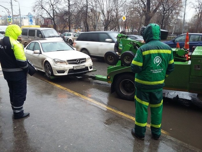Коррупция в Москве, набирает популярность наглый «развод» водителей на парковке