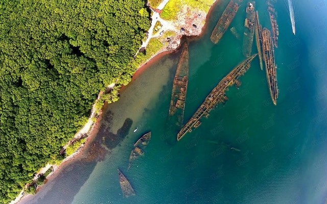 Затонувшие корабли, которые видны сквозь толщу воды