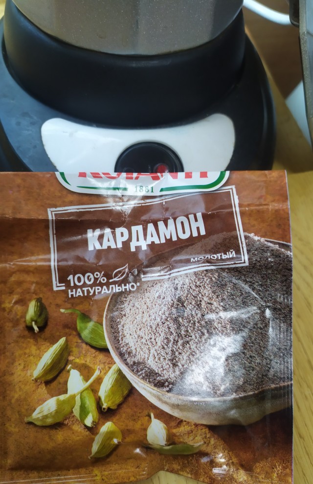 А просто так. Если вы вдруг не знали, как цветёт лаврушка, то вот