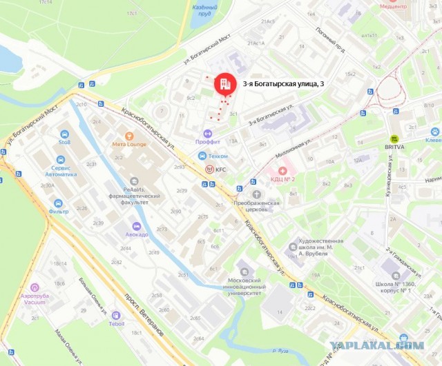 В Иркутской области автохам демонстративно перегородил дорогу скорой помощи, оскорбил медиков и ушёл