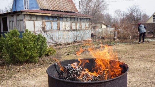 Можно ли сжигать мусор на своем дачном участке?