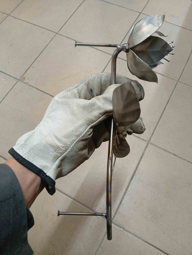 Цветочек для супруги.