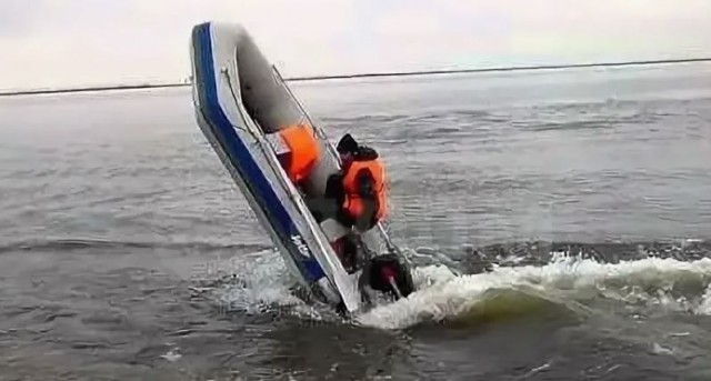 Лодка столкнулась с опорой ЛЭП на реке в Сургуте, погибли двое рыбаков