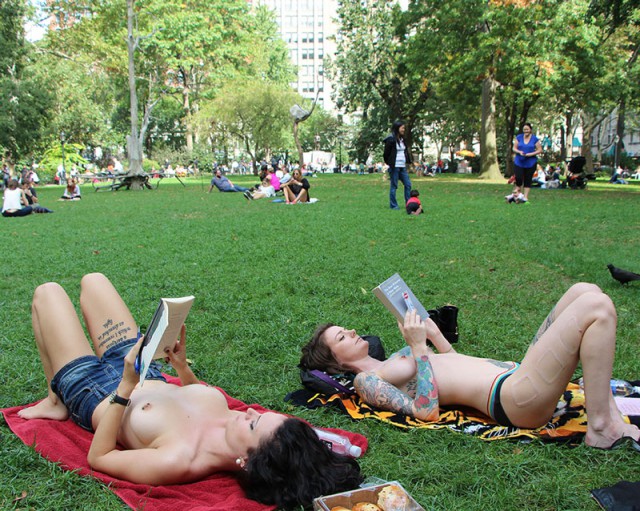 Зачем девушки Нью-Йорка читают книги топлес