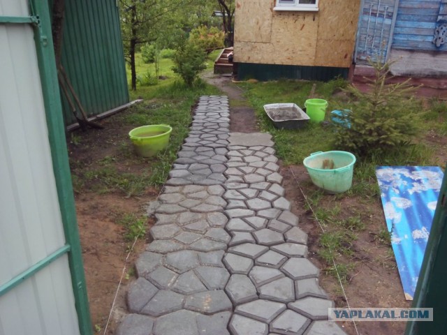 Садовая дорожка и скамейка для отдыха