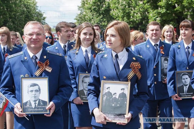 Поклонская с иконой Николая II приняла участие в акции "Бессмертный полк"