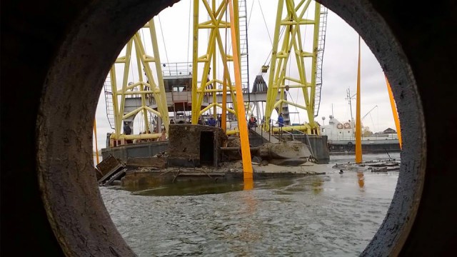 На борту поднятого бронекатера БК-31 найдено большое количество оружия