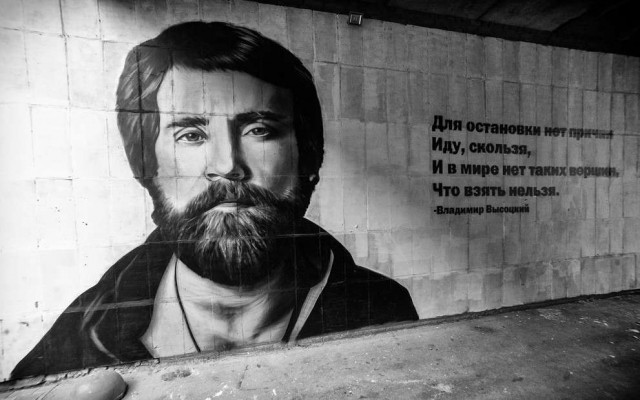 "Ленэнерго" отказалось закрашивать граффити с Юрием Шевчуком в центре Петербурга