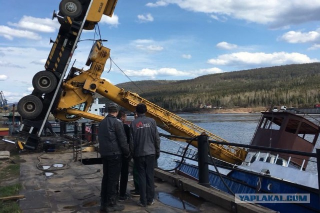 Под Иркутском при попытке спустить судно на воду перевернулся автокран