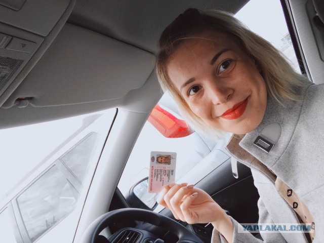 В Екатеринбурге девушка на Matiz жестоко избила маму с коляской и прокатила ее на капоте