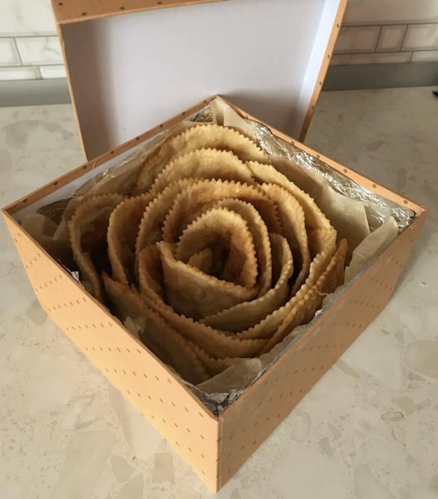 Если все ещё думаешь, что подарить. Роза из чебуреков!