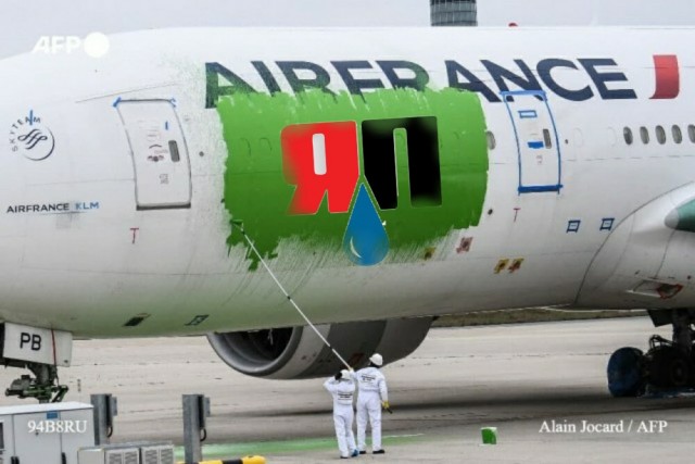 Активисты движения GreenPeace прорвались на территорию аэропорта в Париже и раскрасили зелёной краской самолёт авиакомпании Air