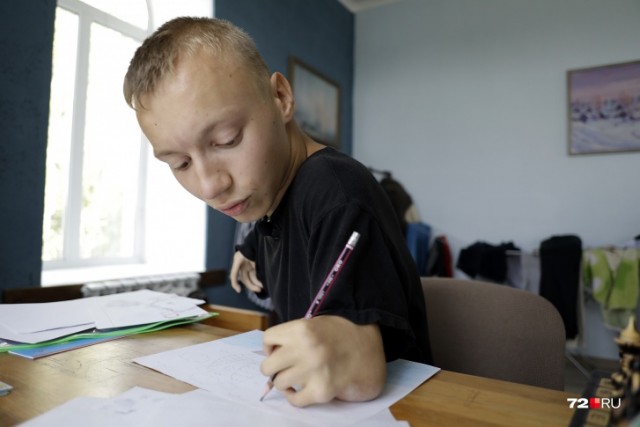Как под Ишимом живет 17-летний Серафим с культями вместо рук и ног