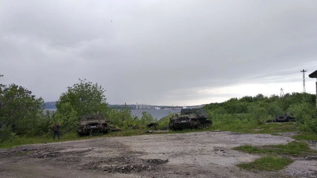 Заброшенные танки ИС-2М с башнями КВ и самоходки ИСУ-152