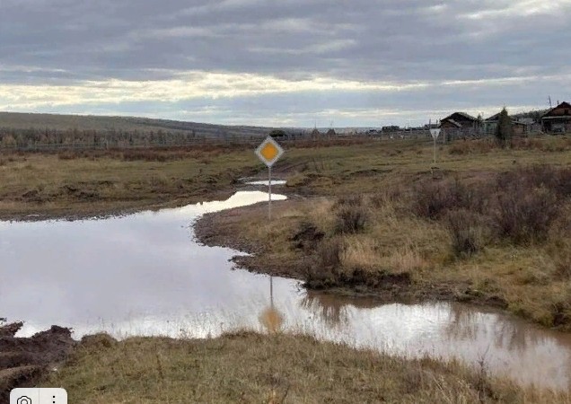 В селе Вершина Тутуры в Иркутской области пару недель назад поставили новые дорожные знаки⁠⁠