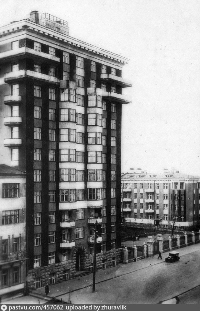 Упал балкон с двумя бабушками