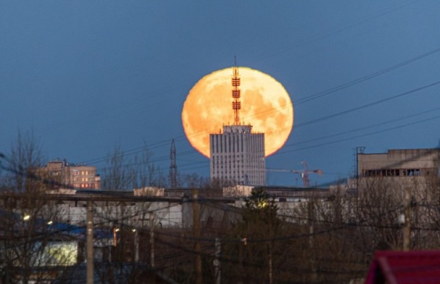 Огромная огненная Луна полыхает прямо сейчас над Москвой