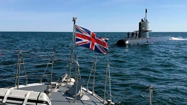 На шведской подлодке случилась беда. Потребовалась помощь Королевского флота