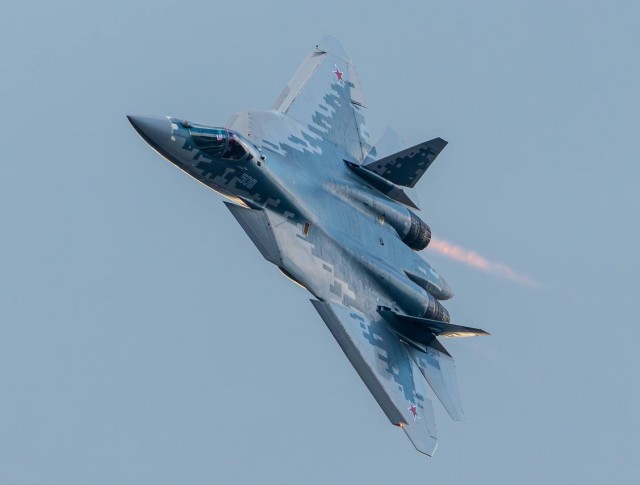 ОАК впервые подняла в воздух двухместный Су-57