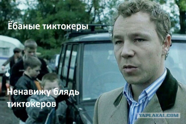 В московском сквере две старушки пытались выгнать девушку, которая занималась йогой