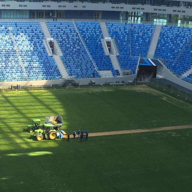 На «Зенит-Арене» снимают газон за месяц до Кубка Конфедераций