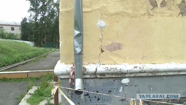В поселке Чаинка Купинского района Новосибирской области рухнула стена школы после того, как в ней попытались поменять окна