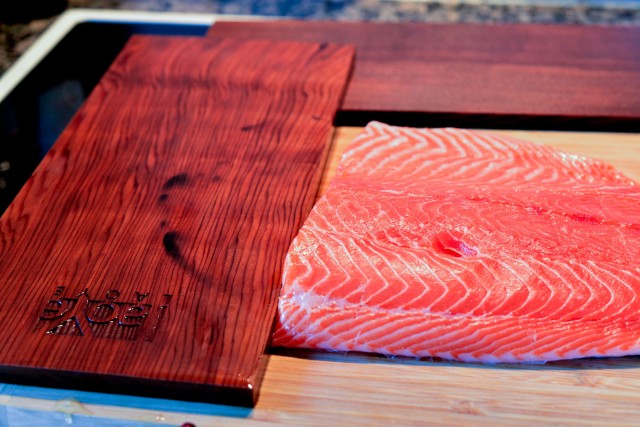 Кулинария: Камчатская семга на кедровой дощечке.