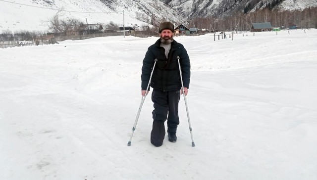 Двое суток без сна и отдыха мужчина со сломанной ногой полз домой: урок выживания в алтайских горах