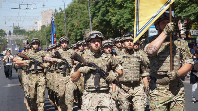 Ничего необычного, просто Азов учат строиться в колонну.