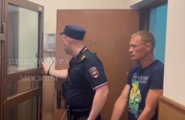 На Малогвардейской улице Москвы мужчина избил бабушку и отнял у неё 3 000 ₽