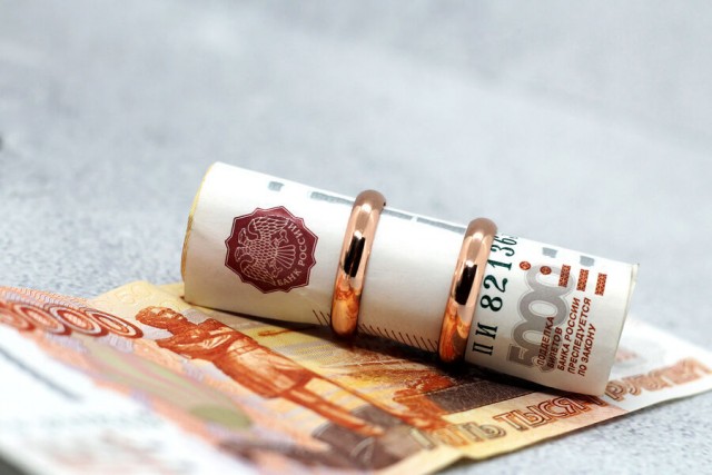 В Госдуме предложили выплачивать россиянам 10 тысяч рублей после 10 лет брака