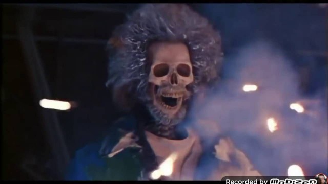 Петербуржец вернул праздничное настроение своему городу, случайно починив гирлянду на Невском