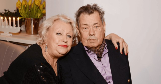 «Умчала в Дубай, крутит с миллионерами, покрасила волосы в розовый цвет» как в свои 77 лет живет «веселая вдова» Караченцева