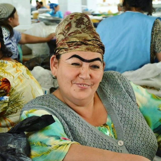 Очередное быдло не пропускает скорую