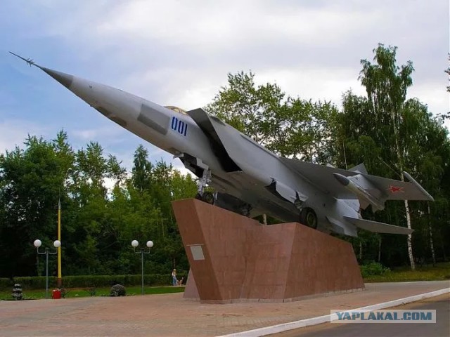 Самолет во дворе