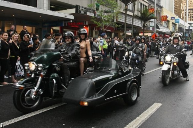 Новозеландский парад "Boobs on Bikes" (18+)
