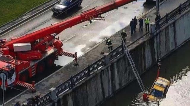 Такси упало в реку в районе Костомаровской набережной, в Москве