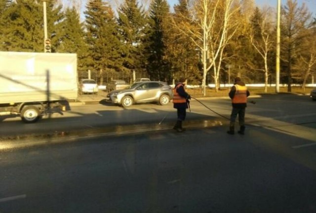 Перед приездом Путина в Омске помыли дороги и превратили их в ледяной каток
