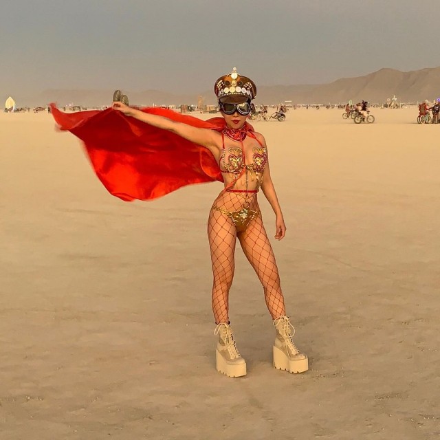 Девушки фестиваля Burning Man-2019