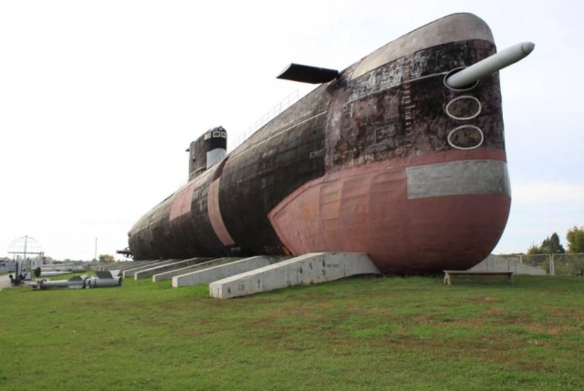 Как 2000 тонная подлодка высотой с пятиэтажку оказалась в Тольятти?