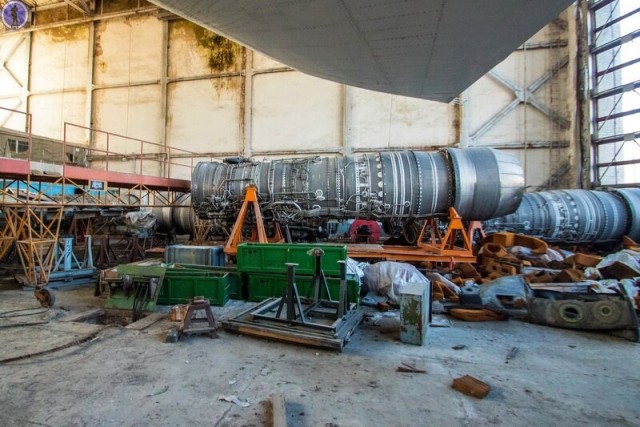 Заброшенный дальний ракетоносец Ту-22М3, забытый в бывшем ремонтном цехе
