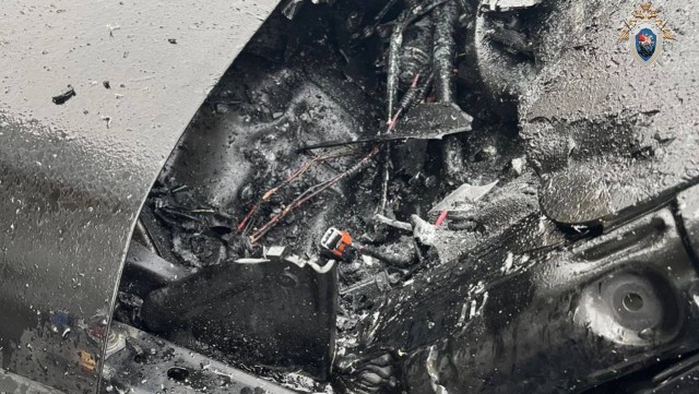 Самодельное взрывное устройство сдетонировало под автомобилем в Москве.